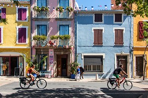 CHAMBRES D'HOTES LA MAISON DE MONSIEUR PIERRE, FACADE COLOREE ET BALCON FLEURIE LEUCATE, AUDE (11), FRANCE 