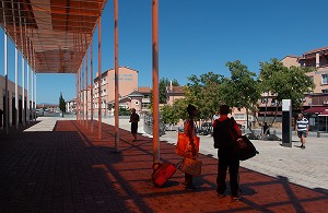 PASSAGERS SUR LE PARVIS DE LA GARE DE PERPIGNAN, LE CENTRE DU MONDE POUR SALVADOR DALI, PERPIGNAN (66), FRANCE 