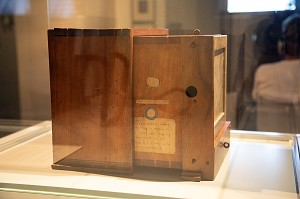 APPAREIL UTILISE PAR NICEPHORE NIEPCE VERS 1820, MUSEE DE LA PHOTOGRAPHIE NICEPHORE NIEPCE, CHALON-SUR-SAONE (71), FRANCE 