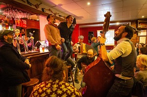 CONCERT DU GROUPE DE MUSIQUE LES MEGOTS, CAFE-BAR LE POT D'ETAIN, VERNEUIL-SUR-AVRE (27), FRANCE 