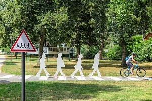 PANNEAU DE TRAVERSEE SUR UN PASSAGE POUR PIETONS A LA FACON DES BEATLES SUR ABBEY ROAD, FESTIVAL PHOTOGRAPHIQUE L'ETE DES PORTRAITS, BOURBON-LANCY, (71) SAONE-ET-LOIRE, BOURGOGNE-FRANCHE-COMTE, FRANCE 