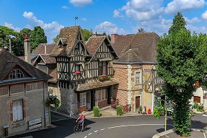 MAISON A COLOMBAGES EN COEUR DE VILLE DE BOURBON-LANCY, (71) SAONE-ET-LOIRE, BOURGOGNE-FRANCHE-COMTE, FRANCE 