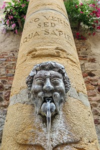 FONTAINE DANS LE QUARTIER MEDIEVAL, COEUR DE VILLE DE BOURBON-LANCY, (71) SAONE-ET-LOIRE, BOURGOGNE-FRANCHE-COMTE, FRANCE 