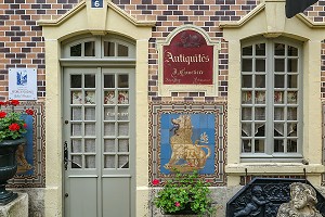 BOUTIQUE D'ANTIQUITES DANS LE QUARTIER MEDIEVAL, COEUR DE VILLE DE BOURBON-LANCY, (71) SAONE-ET-LOIRE, BOURGOGNE-FRANCHE-COMTE, FRANCE 