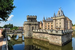 CHATEAU FORT DE LA CLAYETTE ENTOURE DE DOUVES, CONSTRUIT ENTRE LE XIV ET LE XIX EME SIECLE, LA CLAYETTE, (71) SAONE-ET-LOIRE, BOURGOGNE-FRANCHE-COMTE, FRANCE 