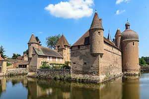 CHATEAU FORT DE LA CLAYETTE ENTOURE DE DOUVES, CONSTRUIT ENTRE LE XIV ET LE XIX EME SIECLE, LA CLAYETTE, (71) SAONE-ET-LOIRE, BOURGOGNE-FRANCHE-COMTE, FRANCE 