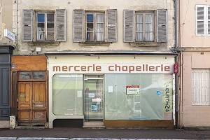 COMMERCE DE CENTRE-VILLE FERME ET A VENDRE, MERCERIE ET CHAPELLERIE, METIER EN VOIE DE DISPARITION, LA CLAYETTE, BOURGOGNE, FRANCE 