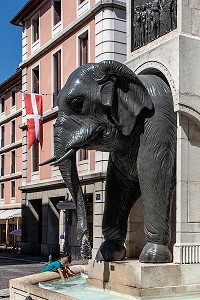 ELEPHANTS DE LA FONTAINE DES QUATRE SANS CUL FONTAINE ERIGEE EN MEMOIRE DE HANNIBAL QUI TRAVERSA LES ALPES A DOS D'ELEPHANTS, CHAMBERY, SAVOIE (73), FRANCE 