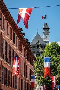 RUE DE BOIGNE QUI DEBOUCHE SUR LE CHATEAU DES DUCS DE SAVOIE, DRAPEAU DE LA SAVOIE ET DE LA FRANCE, CHAMBERY, SAVOIE (73), FRANCE 