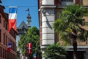 RUE DE BOIGNE QUI DEBOUCHE SUR LE CHATEAU DES DUCS DE SAVOIE, DRAPEAU DE LA SAVOIE ET DE LA FRANCE, CHAMBERY, SAVOIE (73), FRANCE 