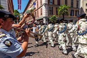 DEFILE MILITAIRE RUE DE BOIGNE QUI DEBOUCHE SUR LE CHATEAU DES DUCS DE SAVOIE, CHAMBERY, SAVOIE (73), FRANCE 