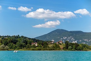 EGLISE ET VILLAGE DE SAINT-ALBAN-DE MONTBEL, LAC D'AIGUEBELETTE, SAVOIE (73), FRANCE 