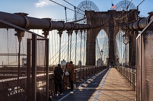 LES AMOUREUX SUR LE PONT DE BROOKLYN, NEW-YORK, ETATS-UNIS, USA 