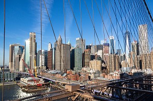 VUE SUR LES TOURS DE LOWER MANHATTAN DEPUIS LE PONT DE BROOKLYN, NEW-YORK, ETATS-UNIS, USA 