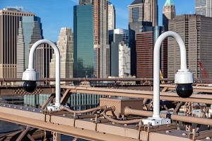 CAMERAS DE SURVEILLANCE SUR LE PONT DE BROOKLYN, MANHATTAN, NEW-YORK, ETATS-UNIS, USA 