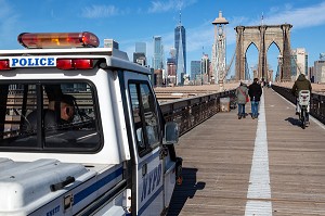 POLICE EN SURVEILLANCE SUR LE PONT DE BROOKLYN, VUE SUR LES TOURS DE LOWER MANHATTAN, NEW-YORK, ETATS-UNIS, USA 