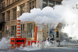 VAPEUR D'EAU CHAUDE SORTANT DES BOUCHES D'EGOUTS POUR CHAUFFER LES IMMEUBLES, MANHATTAN, NEW-YORK, ETATS-UNIS, USA