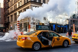 TAXI JAUNES DEVANT DES BOUCHES D'EGOUTS CRACHANT DE LA VAPEUR D'EAU CHAUDE POUR CHAUFFER LES IMMEUBLES, MANHATTAN, NEW-YORK, ETATS-UNIS, USA 