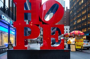 SCULPTURE ROUGE HOPE (ESPOIR), TIMES SQUARE, MANHATTAN, NEW-YORK, ETATS-UNIS, USA 