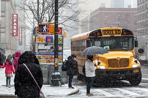 BUS SCOLAIRE UN JOUR DE NEIGE (SCHOOL BUS), BROADWAY, MANHATTAN, NEW-YORK, ETATS-UNIS, USA 