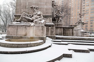 STATUE DEVANT LE ROND POINT DE COLUMBUS CIRCLE, CENTRAL PARK, MANHATTAN, NEW-YORK, ETATS-UNIS, USA 