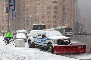 VOITURE DE POLICE EQUIPEE CHASSE NEIGE DEVANT LE ROND POINT DE COLUMBUS CIRCLE, CENTRAL PARK, MANHATTAN, NEW-YORK, ETATS-UNIS, USA 