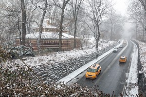 ROUTE TRAVERSANTE, 65TH STREET TRANSVERSE, CENTRAL PARK UN JOUR DE NEIGE, MANHATTAN, NEW-YORK, ETATS-UNIS, USA 