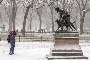 PHOTOGRAPHE DEVANT UNE STATUE DE CHASSEUR AVEC SON CHIEN, CENTRAL PARK UN JOUR DE NEIGE, MANHATTAN, NEW-YORK, ETATS-UNIS, USA 