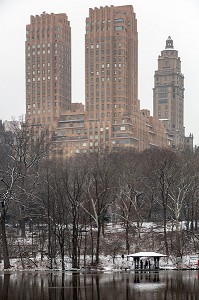 LE LAC EN HIVER ET LES TOURS DU MAYFAIR TOWERS, CENTRAL PARK UN JOUR DE NEIGE, MANHATTAN, NEW-YORK, ETATS-UNIS, USA 