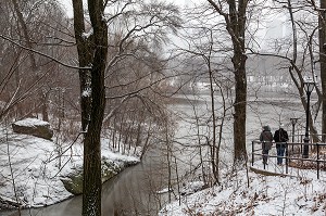 BALADE EN COUPLE AUTOUR DU LAC, CENTRAL PARK UN JOUR DE NEIGE, MANHATTAN, NEW-YORK, ETATS-UNIS, USA 