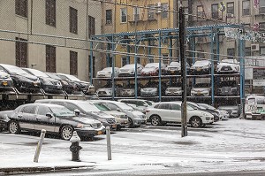 PARKING DE VOITURES EN ETAGES SOUS LA NEIGE, CHINATOWN, MANHATTAN, NEW-YORK, ETATS-UNIS, USA 