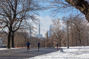 JOGGING ET COURSE A PIED DANS CENTRAL PARK, UN JOUR DE NEIGE, MANHATTAN, NEW-YORK, ETATS-UNIS, USA 