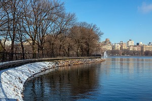 LE RESERVOIR D'EAU JACQUELINE KENNEDY ONASSIS, CENTRAL PARK SOUS LA NEIGE, MANHATTAN, NEW-YORK, ETATS-UNIS, USA 