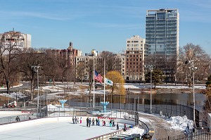 PATINOIRE DE CENTRAL PARK, UN JOUR DE NEIGE, MANHATTAN, NEW-YORK, ETATS-UNIS, USA 