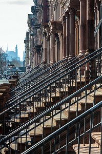 ESCALIER DEVANT LES IMMEUBLES EN BRIQUE ROUGE, MALCOLM X BOULEVARD, HARLEM, MANHATTAN, NEW-YORK, ETATS-UNIS, USA 