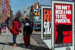 PUBLICITE CONTRE LE PORT D'ARMES, VOUS N'AVEZ PAS BESOIN DE PISTOLET POUR VOUS SENTIR PUISSANT, MALCOLM X BOULEVARD, HARLEM, MANHATTAN, NEW-YORK, ETATS-UNIS, USA 