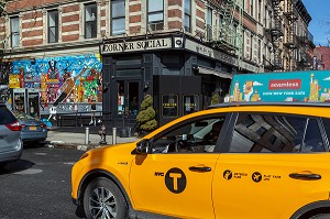 TAXI JAUNE DEVANT LE CORNER SOCIAL DE HARLEM, MALCOLM X BOULEVARD, MANHATTAN, NEW-YORK, ETATS-UNIS, USA 