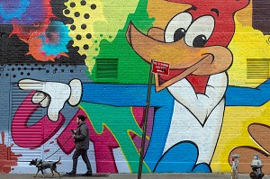 HOMME ET SON CHIEN DEVANT UNE PEINTURE MURALE EPHEMERE, LITTLE ITALY, MANHATTAN, NEW-YORK, ETATS-UNIS, USA 