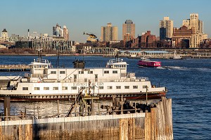 ACTIVITE FLUVIALE DANS LE FLEUVE HUDSON, TERMINAL FERRY, HELICOPTERE ET VUE SUR BROOKLYN, MANHATTAN, NEW-YORK, ETATS-UNIS, USA 