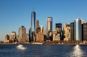 GRATTE-CIELS DU DOWNTOWN AVEC LA TOUR DU ONE WORLD TRADE CENTER, QUARTIER DES AFFAIRES DE MANHATTAN, VUE DEPUIS LE FERRY SUR L'HUDSON RIVER, NEW-YORK, ETATS-UNIS, USA 