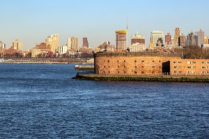 CHATEAU CASTLE WILLIAMS AVEC BROOKLYN DERRIERE, VUE DEPUIS LE FERRY SUR L'HUDSON RIVER, NEW-YORK, ETATS-UNIS, USA 