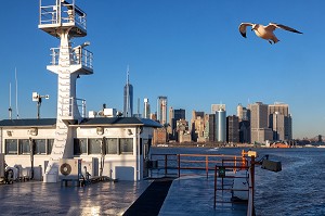 GRATTE-CIELS DU DOWNTOWN, QUARTIER DES AFFAIRES DE MANHATTAN, VUE DEPUIS LE FERRY SUR L'HUDSON RIVER, NEW-YORK, ETATS-UNIS, USA 