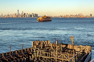 GRATTE-CIELS DU DOWNTOWN AVEC LA TOUR DU ONE WORLD TRADE CENTER, QUARTIER DES AFFAIRES DE MANHATTAN, VUE DEPUIS STATEN ISLAND SUR L'HUDSON RIVER, NEW-YORK, ETATS-UNIS, USA 