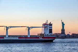 BATEAU DEVANT LA STATUE DE LA LIBERTE AU COUCHER DU SOLEIL, NEW-YORK, ETATS-UNIS, USA 