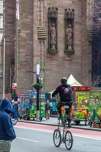 VELO ET FOOD TRUCK DEVANT L'EGLISE TRINITY CHURCH, DOWNTOWN MANHATTAN, NEW-YORK, ETATS-UNIS, USA 