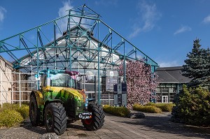 TRACTEUR DEVANT L'ENTREE DU MUSEE DE L'AGRICULTURE, LE COMPA, CHARTRES, FRANCE 