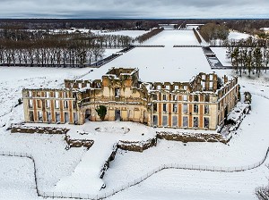 LE PARC ET LE CHATEAU DES SAINT-SIMON DE LA FERTE-VIDAME SOUS LA NEIGE, EURE-ET-LOIR (28), FRANCE 