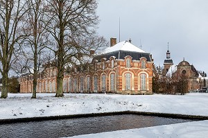 LE PARC ET LE PETIT CHATEAU, CHATEAU DES SAINT-SIMON DE LA FERTE-VIDAME SOUS LA NEIGE, EURE-ET-LOIR (28), FRANCE 