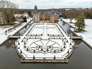 PARC ET JARDIN DU CHATEAU DE MAINTENON SOUS LA NEIGE, EURE-ET-LOIR (28), FRANCE 