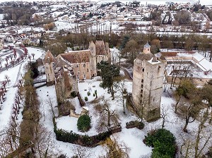 VILLAGE, CHATEAU ET DONJON, AUNEAU SOUS LA NEIGE, EURE-ET-LOIR (28), FRANCE 